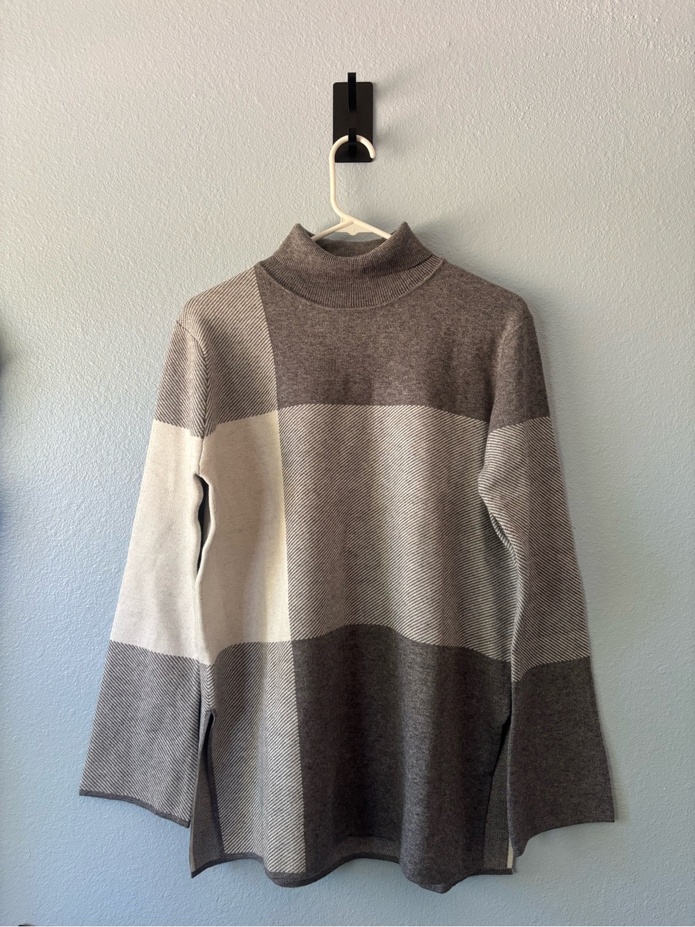 Lysse Neutral Tone Colorblock Turtleneck Sweater